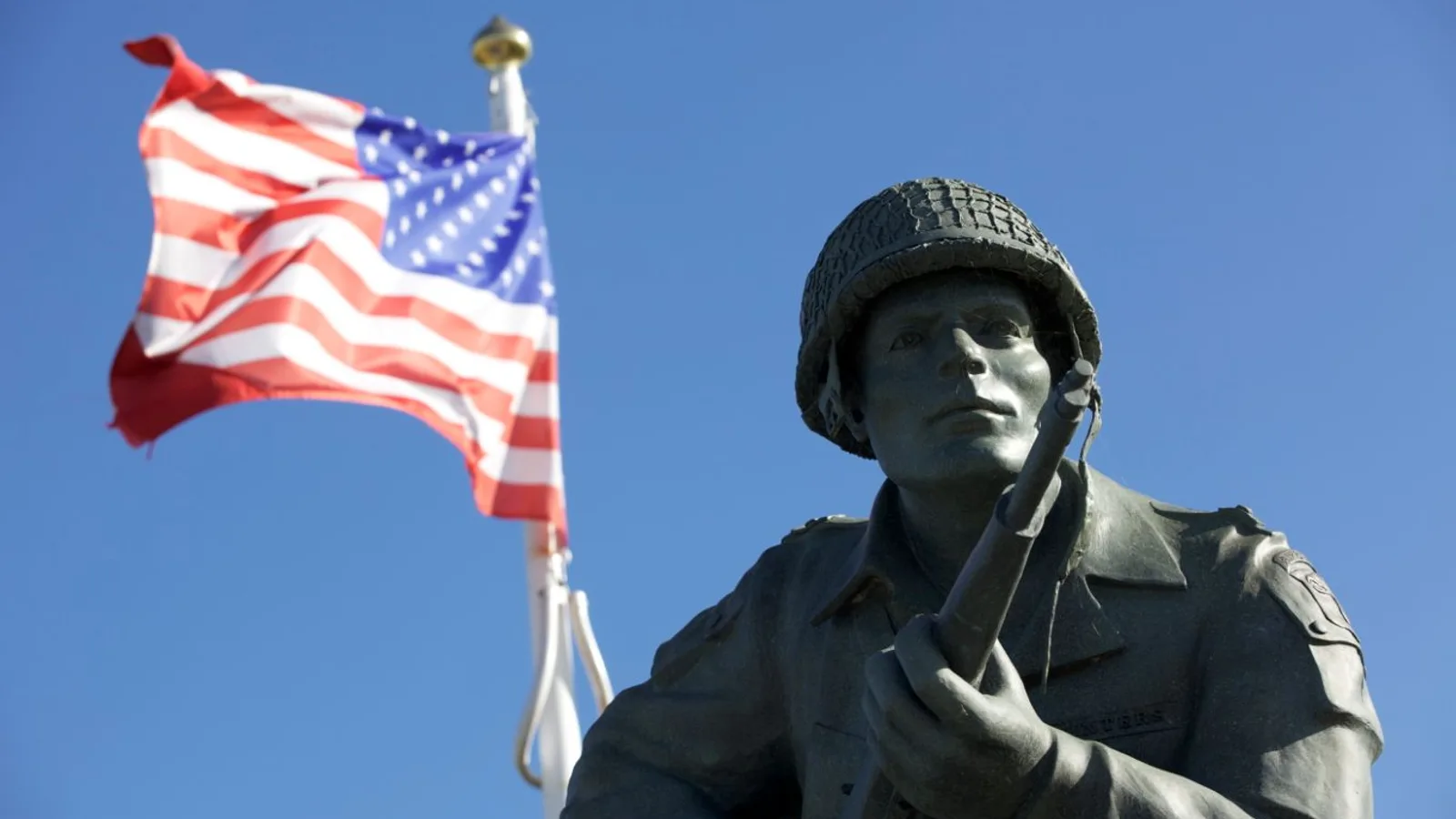 Estatua del mayor Dick Winters cerca de Utah Beach durante una conmemoración del Día D en Normandía.