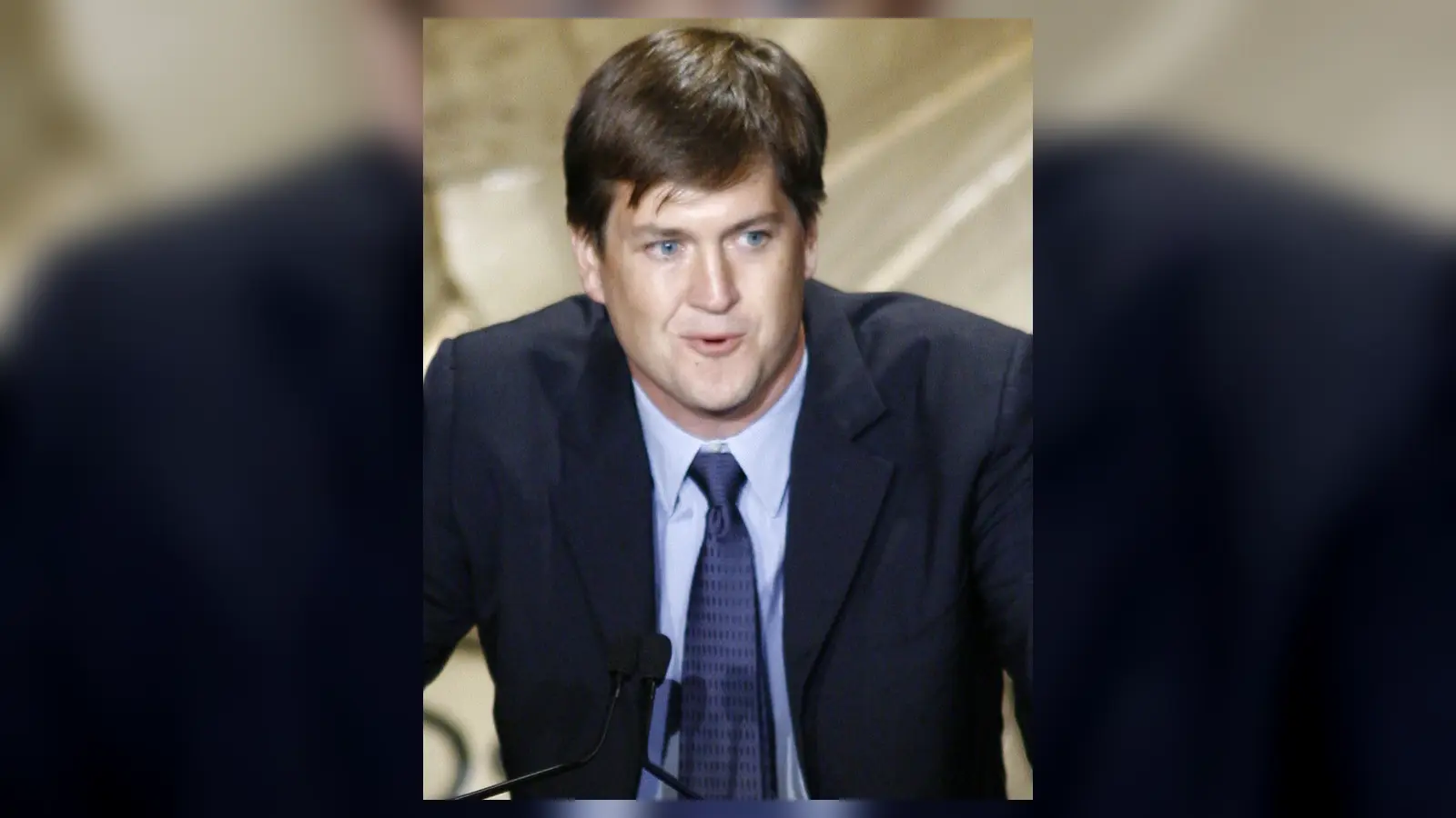 Bill Lawrence acepta un premio Peabody en Nueva York en 2007.