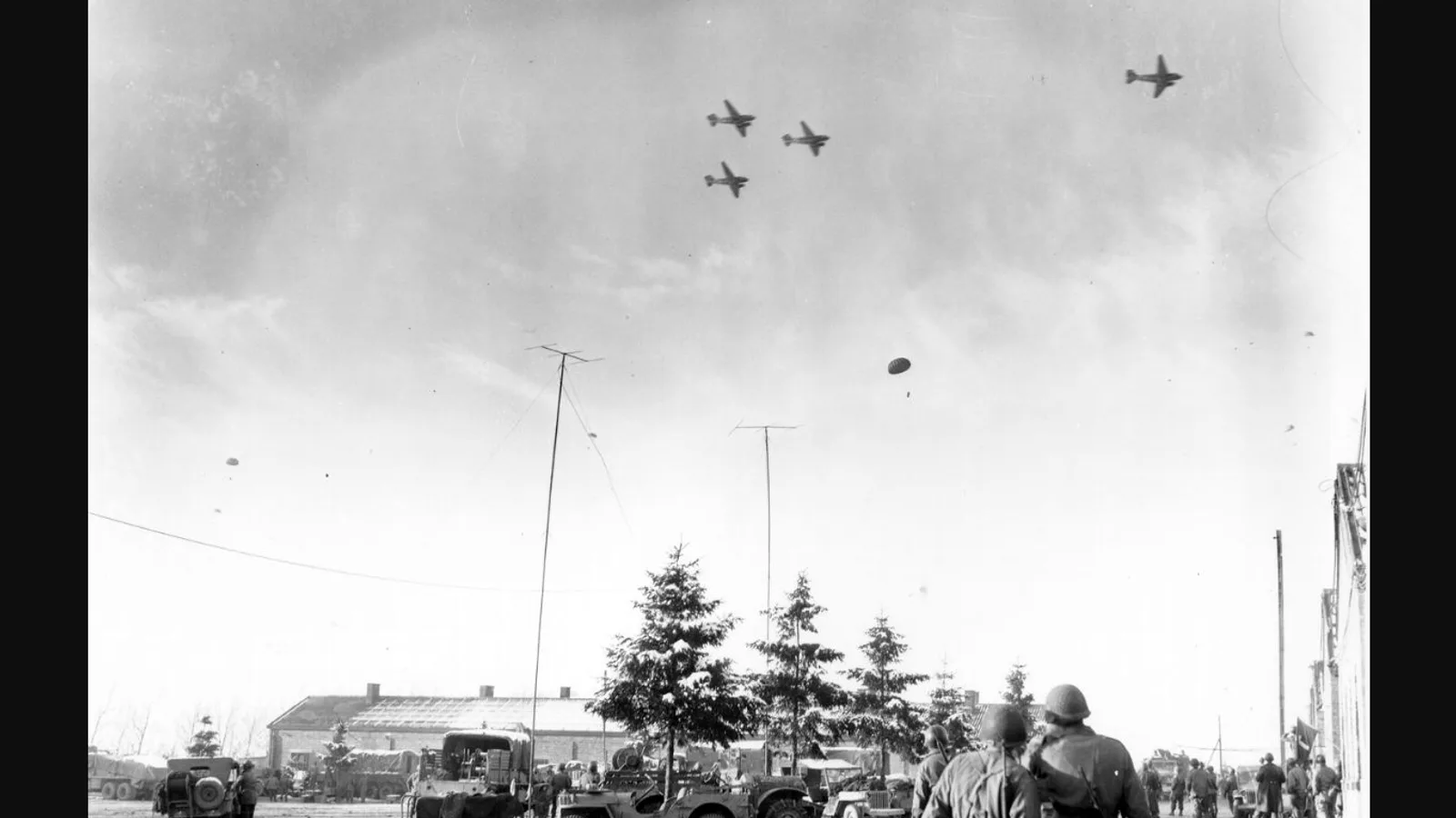 Soldados de la 101.ª División Aerotransportada observan lanzamientos de suministros sobre Bastogne en diciembre de 1944.