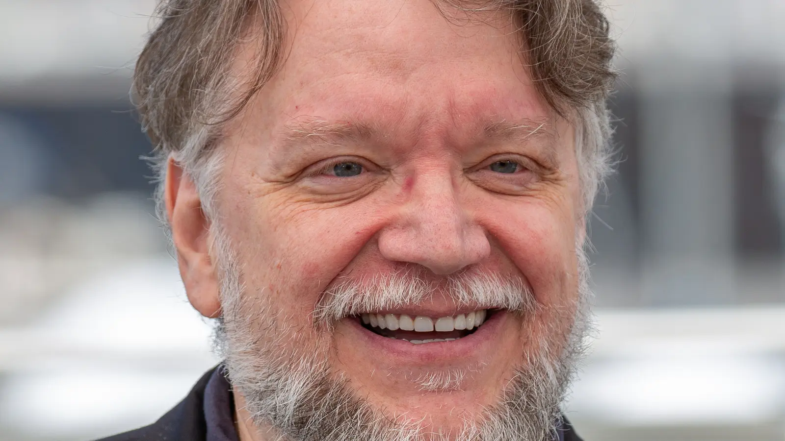 Retrato de Guillermo del Toro durante una sesión fotográfica en el Festival de Cannes de 2025.