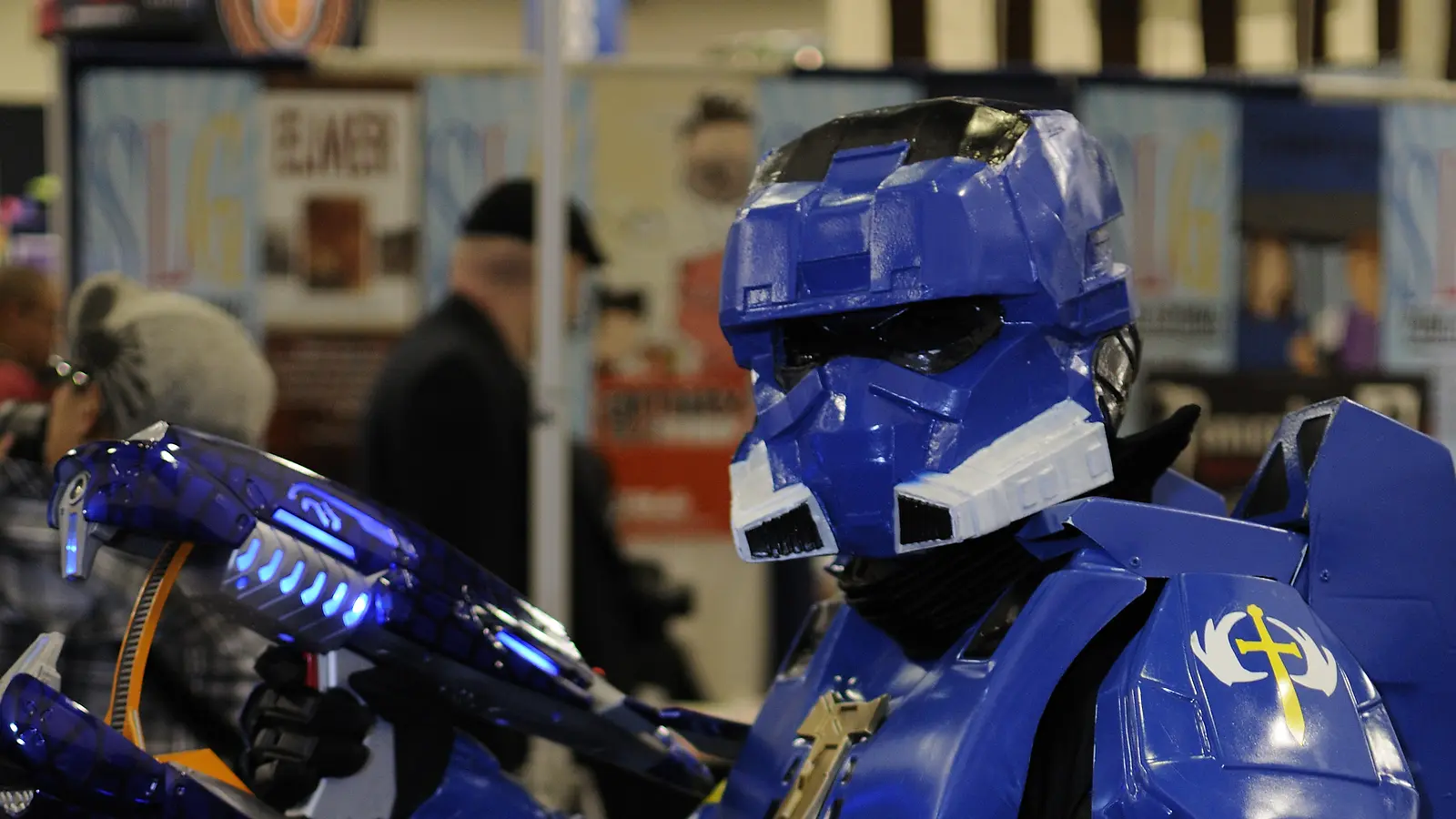 Cosplayer con armadura azul de Spartan y réplica de arma en WonderCon 2011
