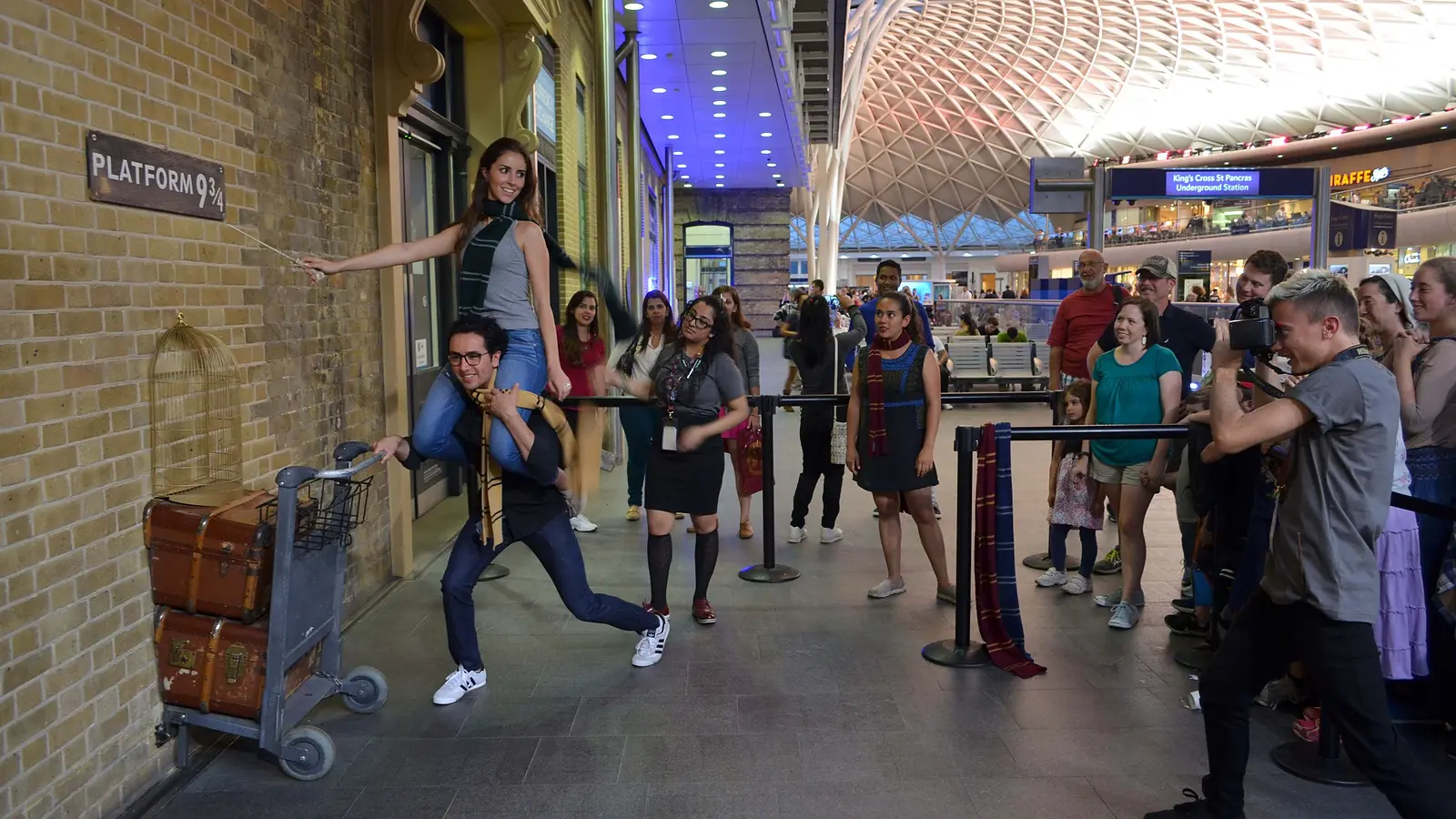 Turistas posan en el andén 9¾ de King’s Cross mientras otros esperan su turno