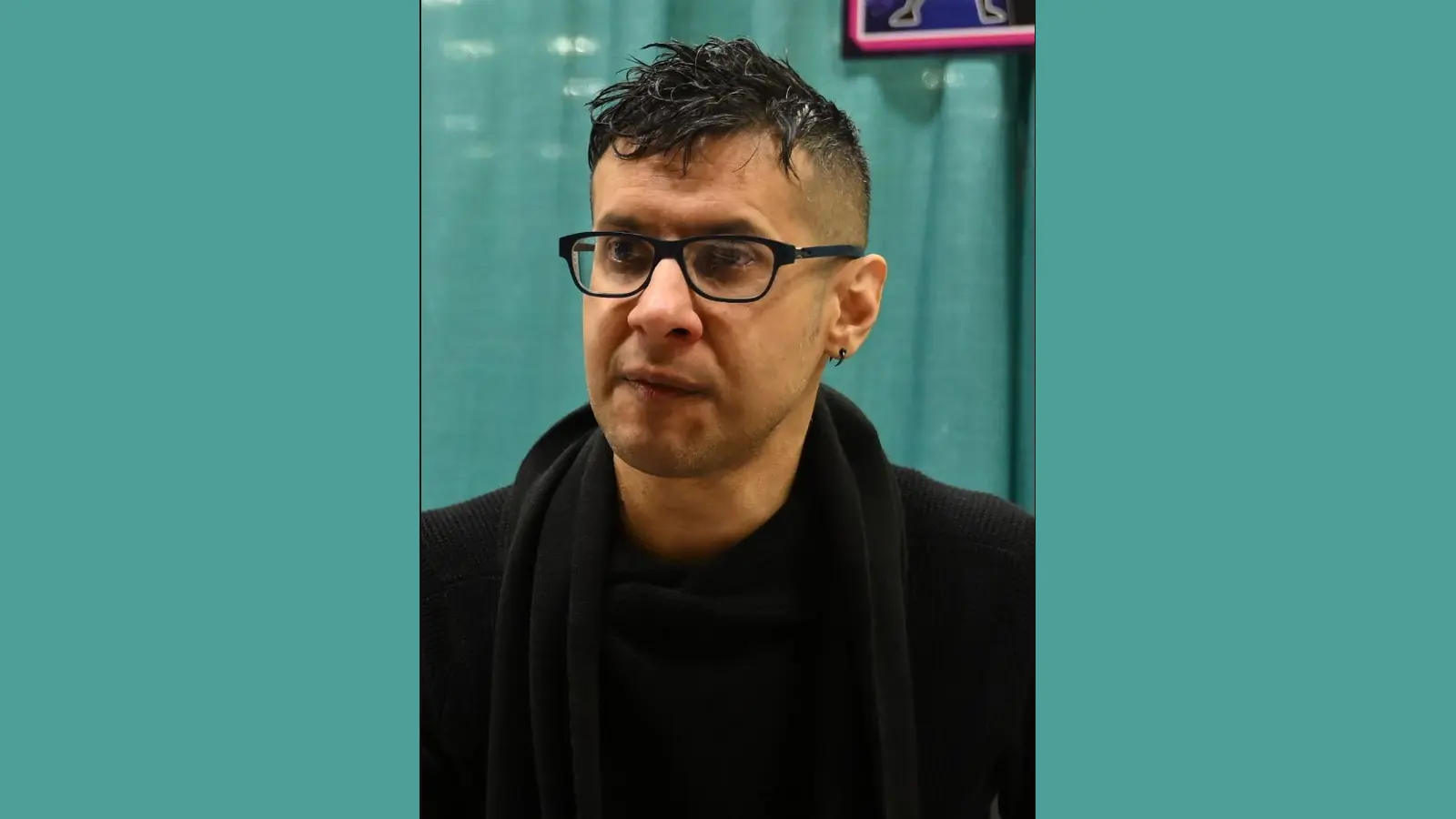 Jhonen Vasquez con gafas durante GalaxyCon Columbus en 2023.