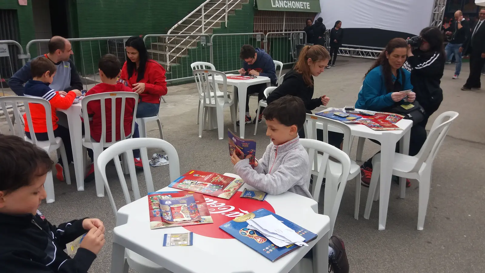 Niños intercambian cromos de fútbol en mesas al aire libre en São Paulo en 2018
