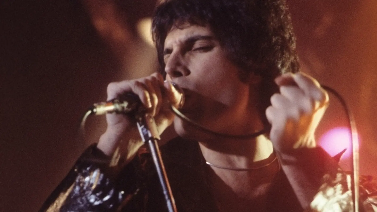 Freddie Mercury canta durante un concierto de Queen en New Haven en 1977.