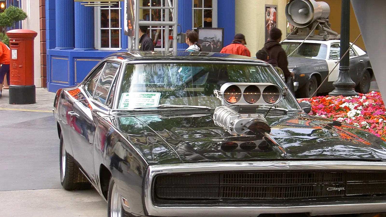 Dodge Charger negro con supercargador exhibido en Universal Studios Hollywood
