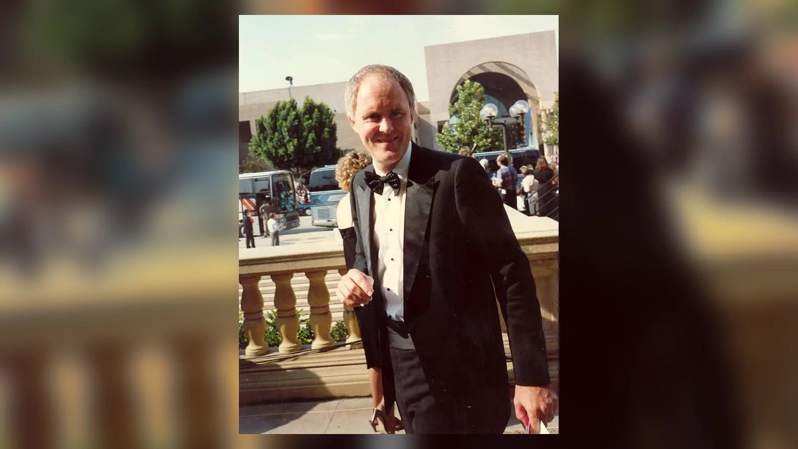 John Lithgow posa en la alfombra roja de los premios Emmy de 1988