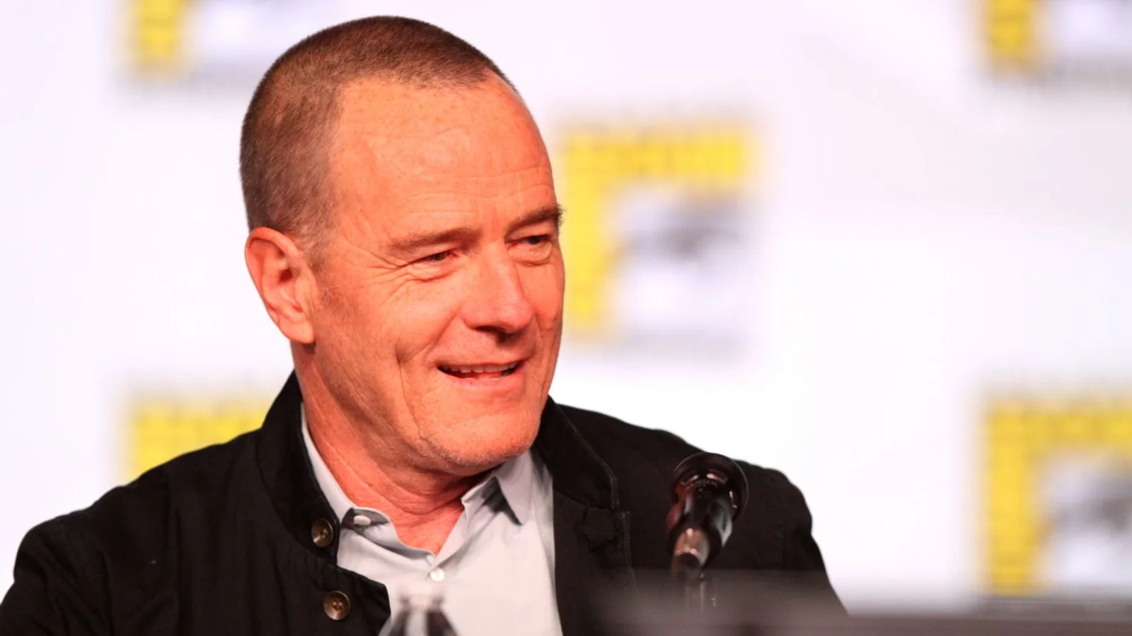 Bryan Cranston habla ante un micrófono durante Comic-Con de San Diego en 2012.