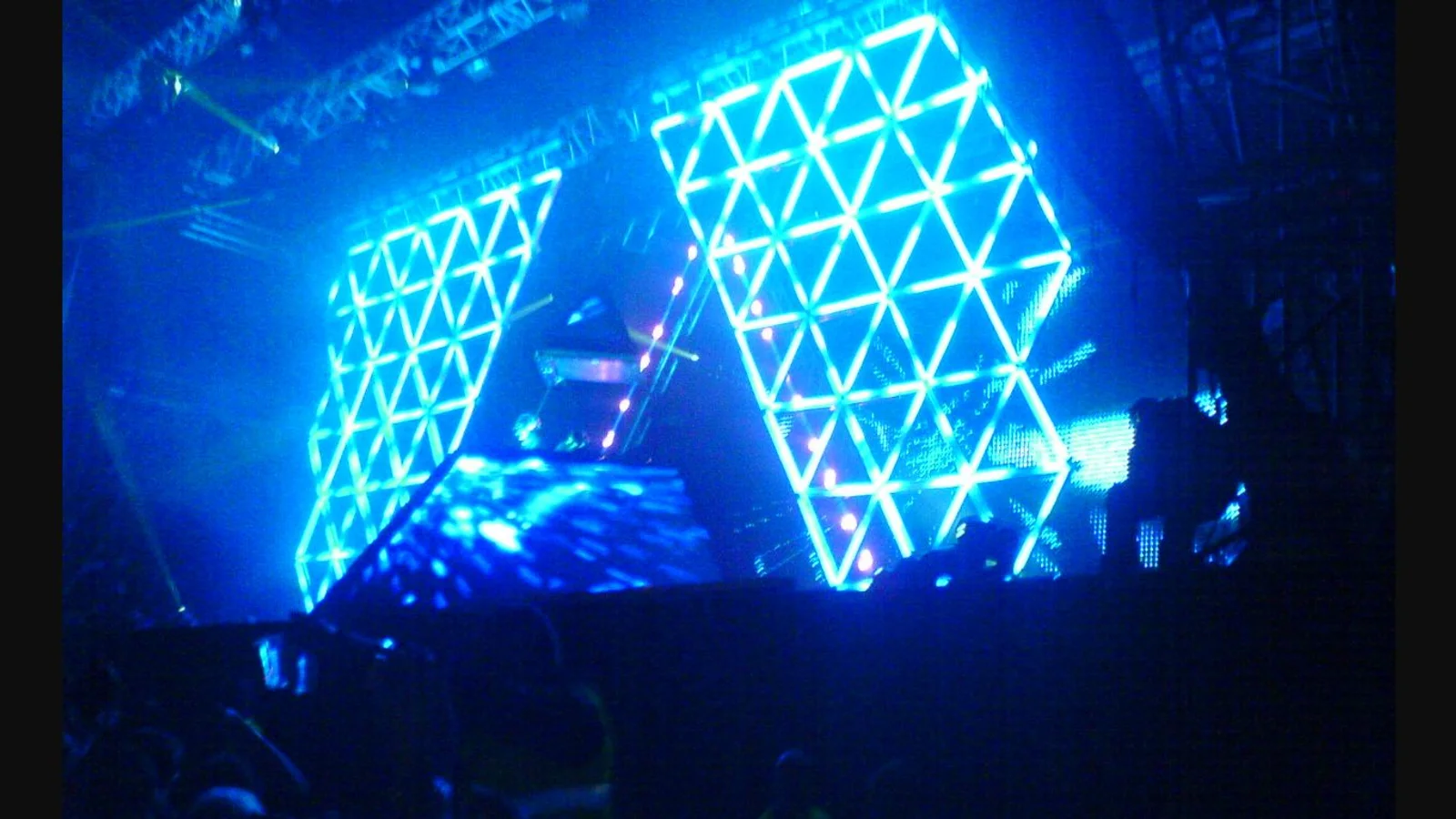 Daft Punk actúa dentro de su pirámide luminosa durante un concierto de 2007.