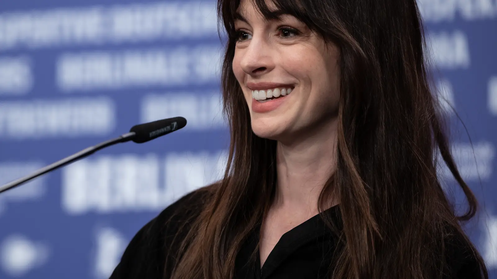Anne Hathaway sonríe durante la Berlinale de 2023.
