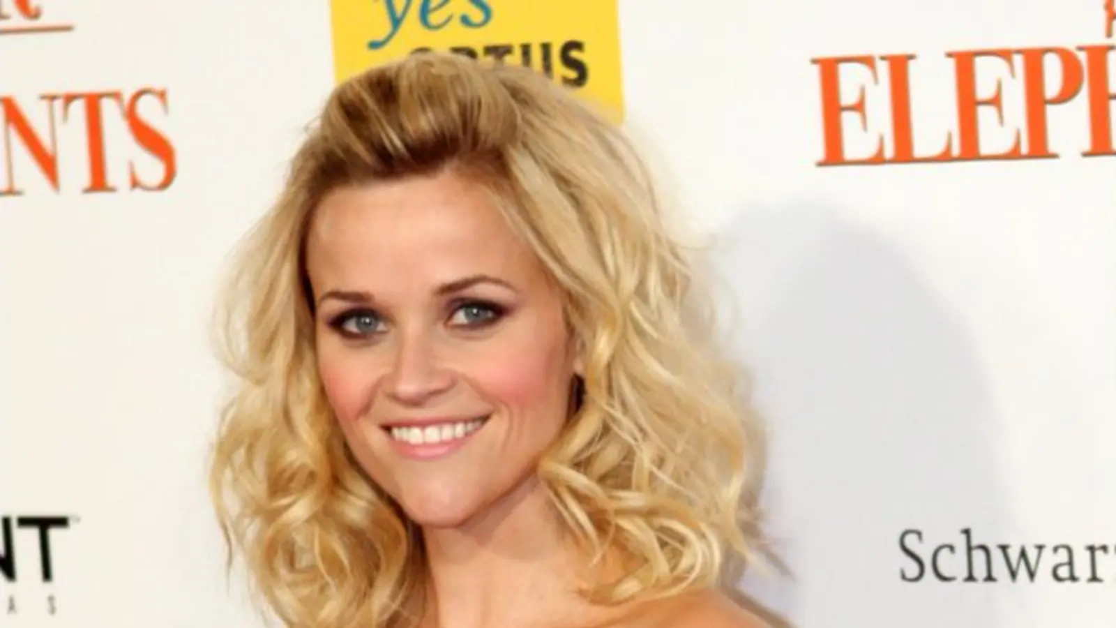 Reese Witherspoon sonríe durante un estreno cinematográfico en Sídney en 2011.
