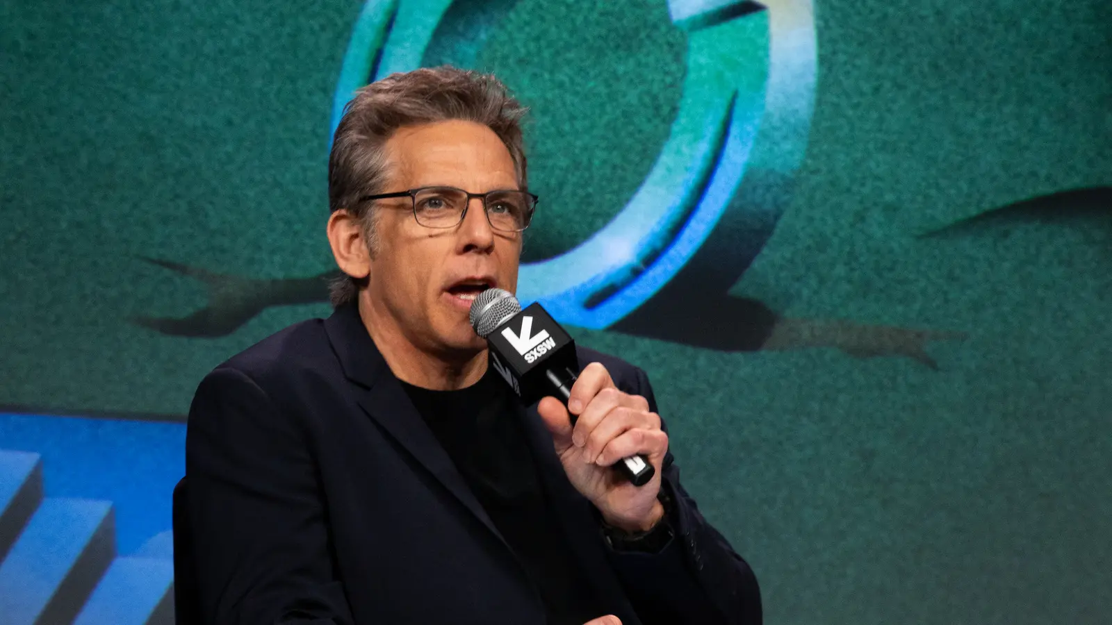 Ben Stiller conversa en un escenario durante SXSW 2025.